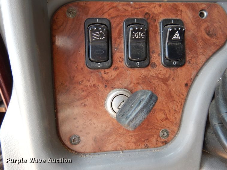 image for item DJ6532 2010 Peterbilt 387  semi truck