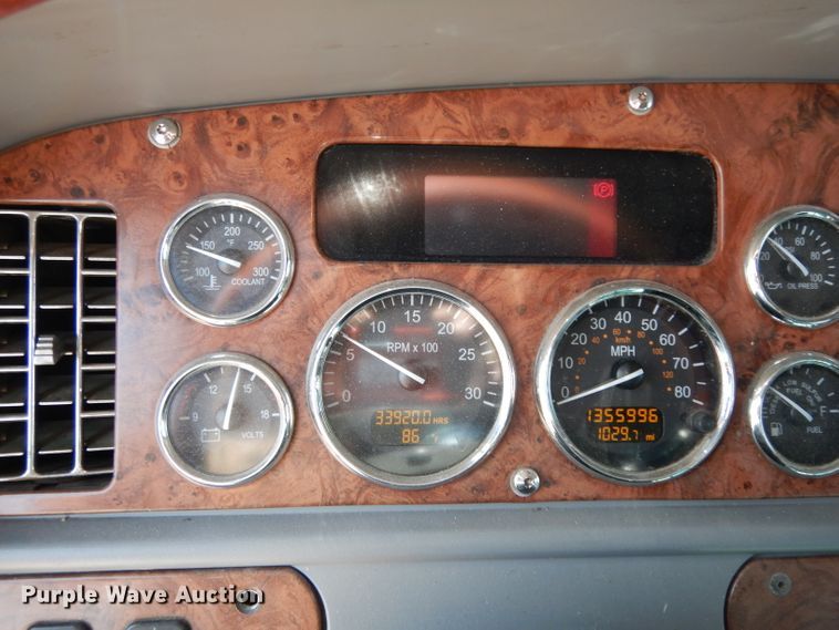 image for item DJ6532 2010 Peterbilt 387  semi truck