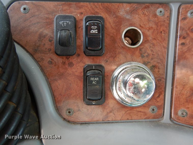 image for item DJ6532 2010 Peterbilt 387  semi truck