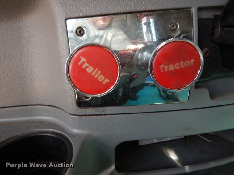 image for item DJ6532 2010 Peterbilt 387  semi truck