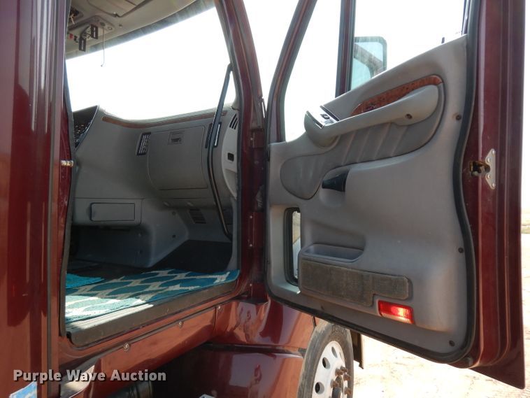 image for item DJ6532 2010 Peterbilt 387  semi truck