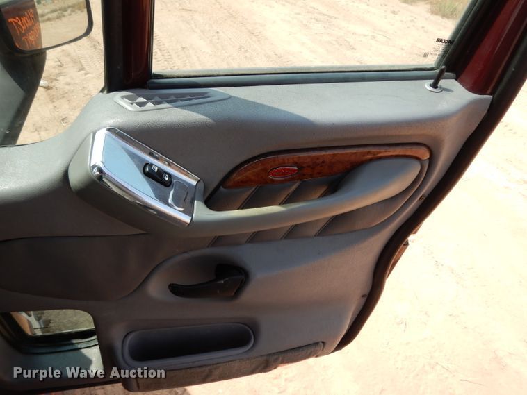 image for item DJ6532 2010 Peterbilt 387  semi truck