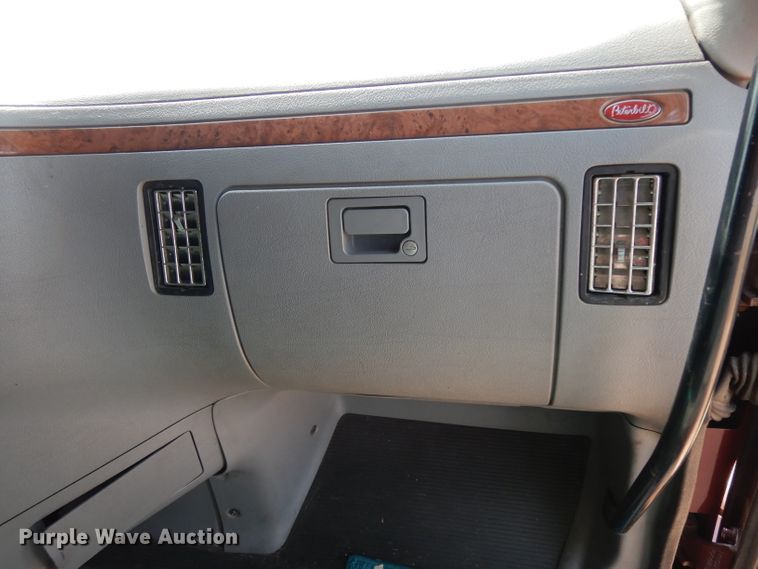 image for item DJ6532 2010 Peterbilt 387  semi truck