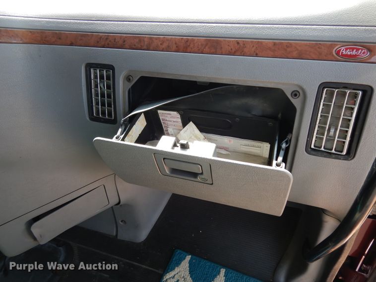 image for item DJ6532 2010 Peterbilt 387  semi truck