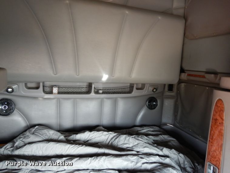 image for item DJ6532 2010 Peterbilt 387  semi truck