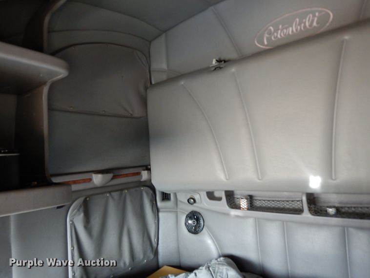 image for item DJ6532 2010 Peterbilt 387  semi truck