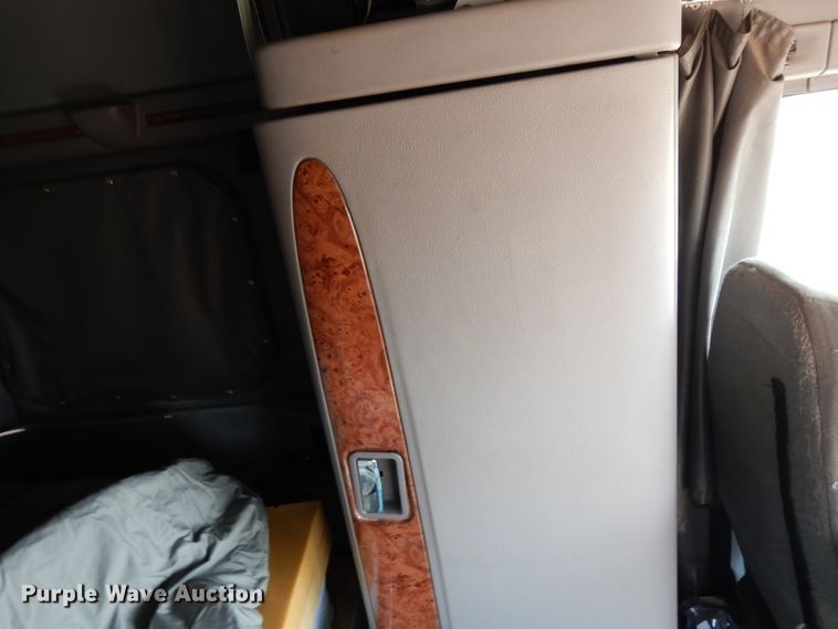 image for item DJ6532 2010 Peterbilt 387  semi truck