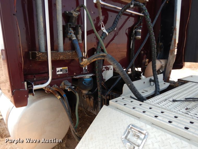 image for item DJ6532 2010 Peterbilt 387  semi truck