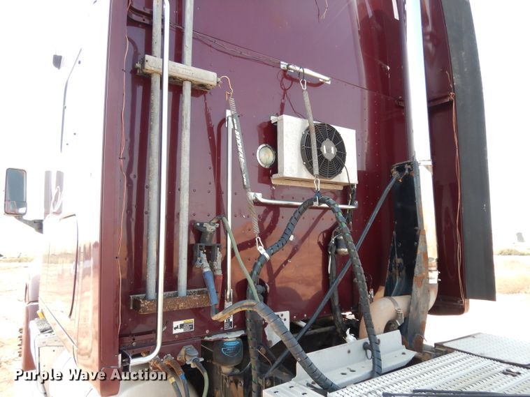 image for item DJ6532 2010 Peterbilt 387  semi truck