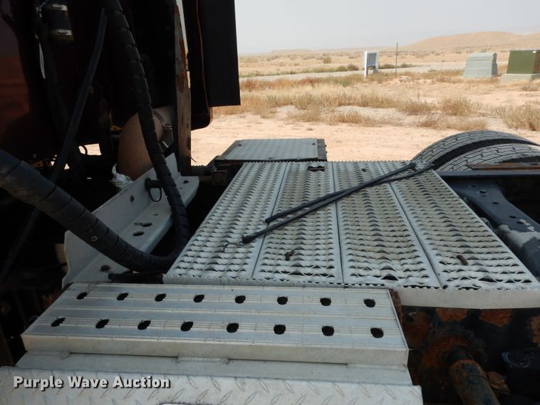 image for item DJ6532 2010 Peterbilt 387  semi truck