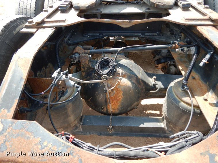 image for item DJ6532 2010 Peterbilt 387  semi truck