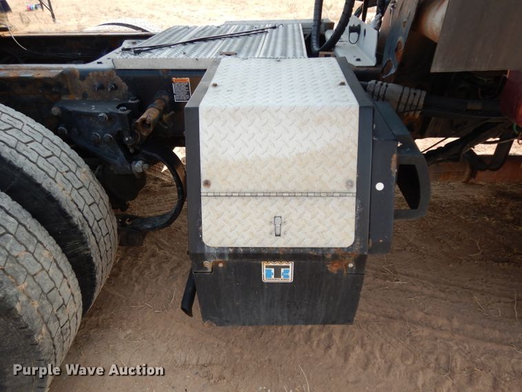 image for item DJ6532 2010 Peterbilt 387  semi truck