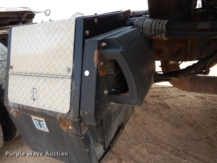 image for item DJ6532 2010 Peterbilt 387  semi truck