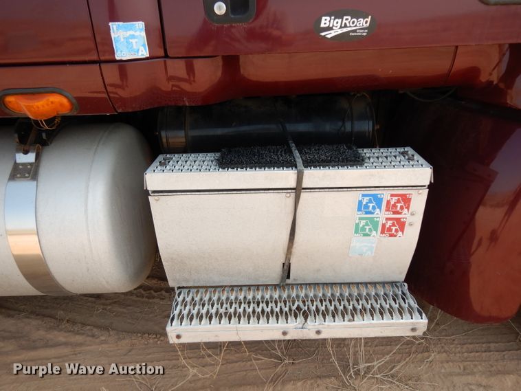 image for item DJ6532 2010 Peterbilt 387  semi truck