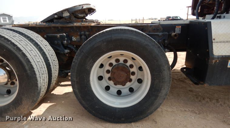 image for item DJ6532 2010 Peterbilt 387  semi truck