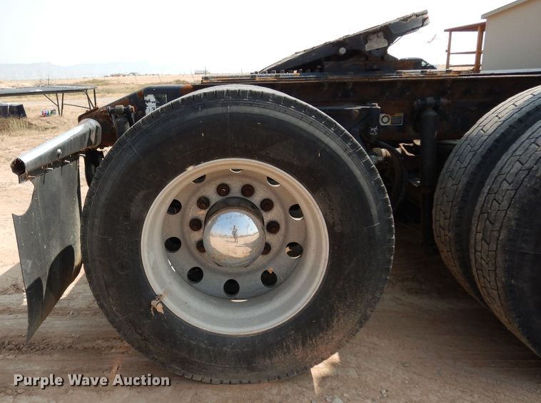 image for item DJ6532 2010 Peterbilt 387  semi truck