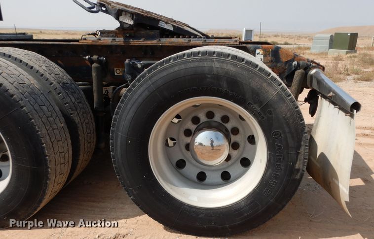 image for item DJ6532 2010 Peterbilt 387  semi truck