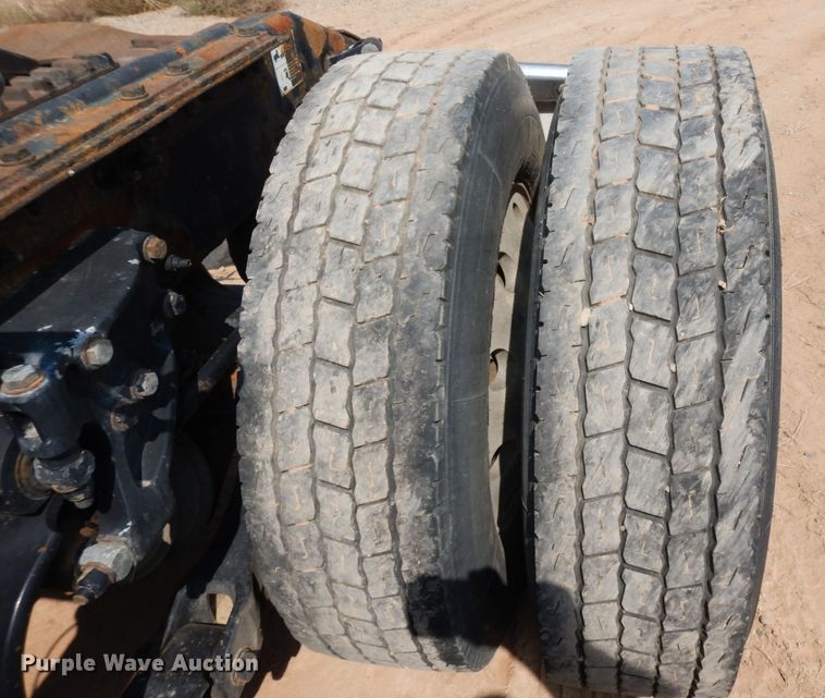 image for item DJ6532 2010 Peterbilt 387  semi truck