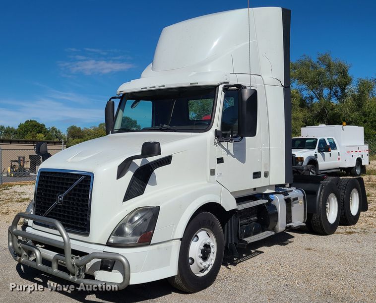 image for item DY9950 2014 Volvo VN  semi truck