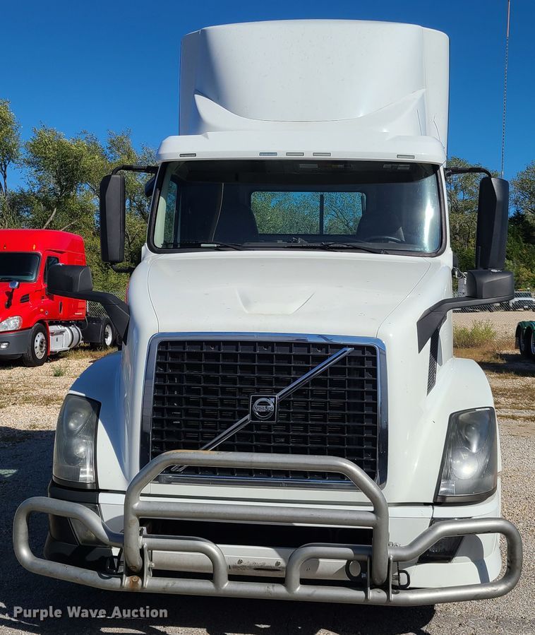 image for item DY9950 2014 Volvo VN  semi truck