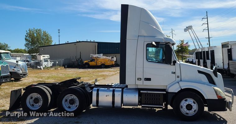 image for item DY9950 2014 Volvo VN  semi truck