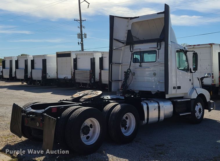 image for item DY9950 2014 Volvo VN  semi truck