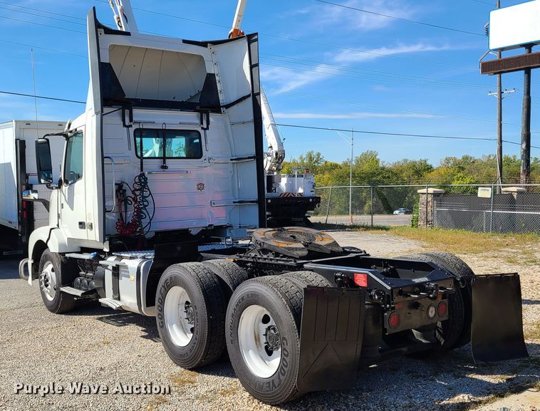 image for item DY9950 2014 Volvo VN  semi truck