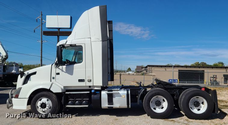 image for item DY9950 2014 Volvo VN  semi truck
