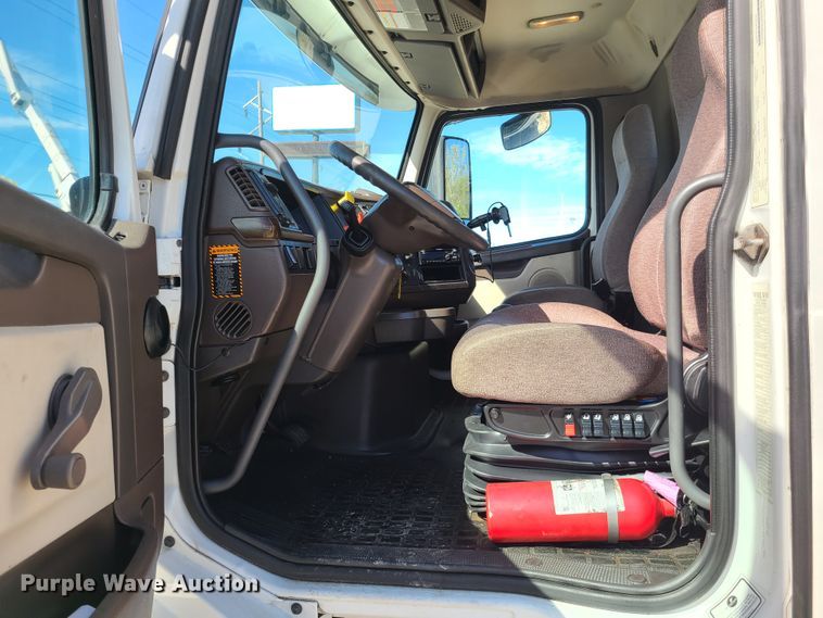 image for item DY9950 2014 Volvo VN  semi truck