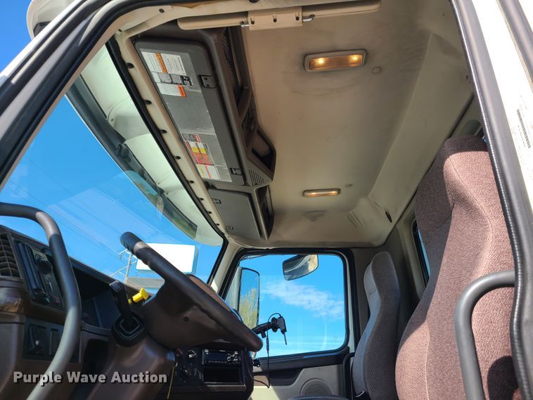 image for item DY9950 2014 Volvo VN  semi truck