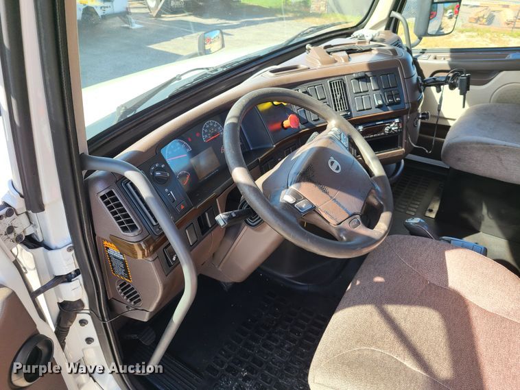 image for item DY9950 2014 Volvo VN  semi truck