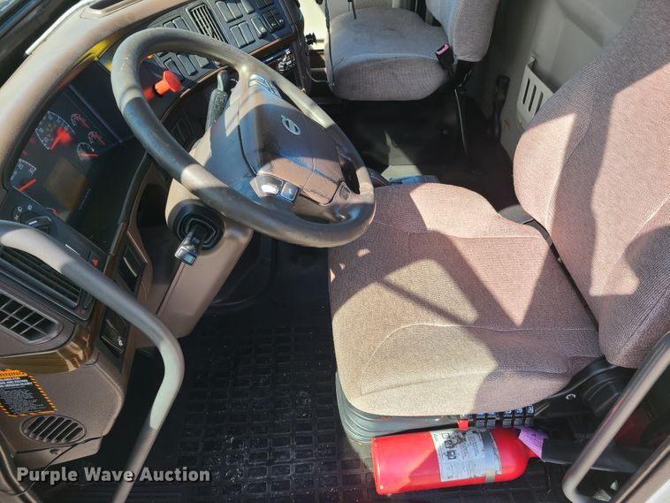 image for item DY9950 2014 Volvo VN  semi truck