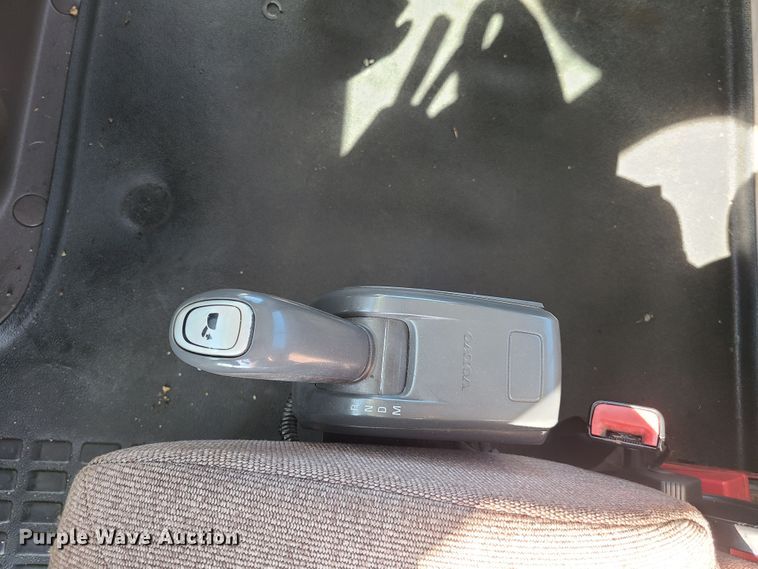 image for item DY9950 2014 Volvo VN  semi truck