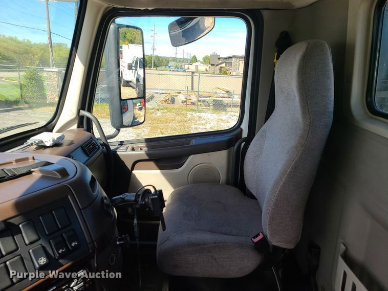 image for item DY9950 2014 Volvo VN  semi truck