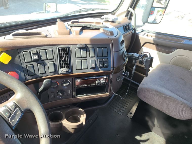 image for item DY9950 2014 Volvo VN  semi truck