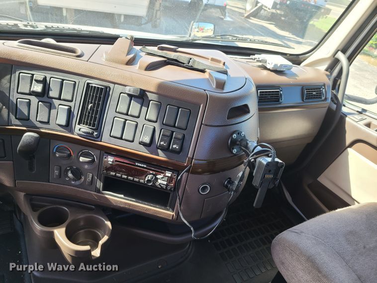 image for item DY9950 2014 Volvo VN  semi truck