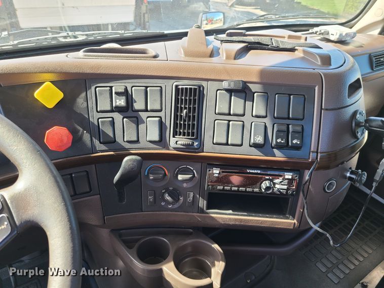 image for item DY9950 2014 Volvo VN  semi truck