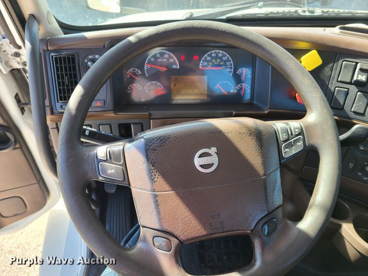 image for item DY9950 2014 Volvo VN  semi truck