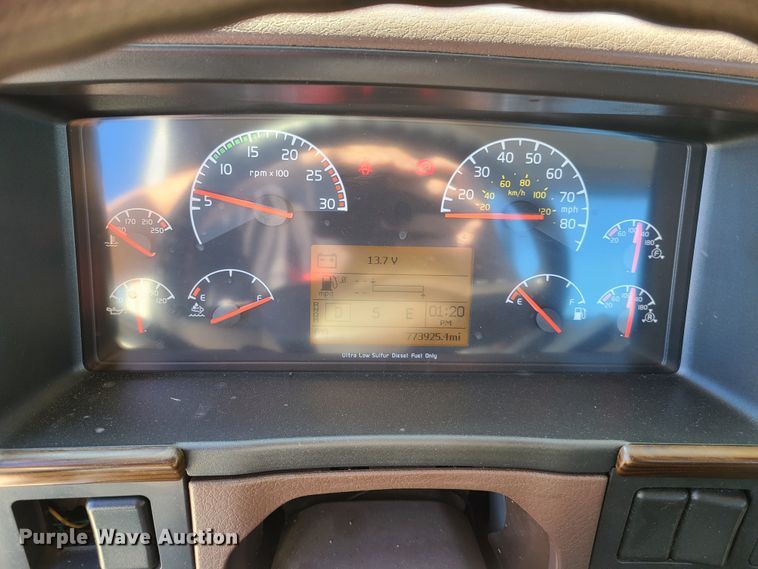 image for item DY9950 2014 Volvo VN  semi truck