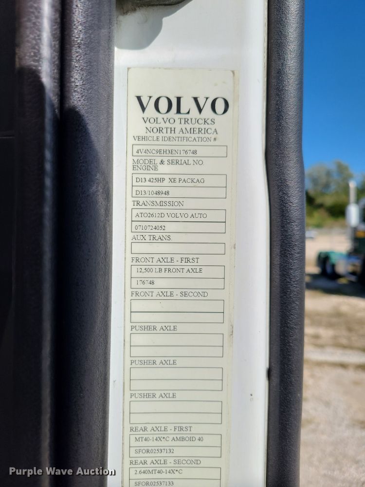 image for item DY9950 2014 Volvo VN  semi truck