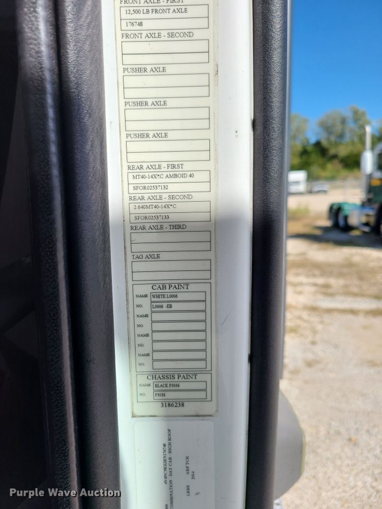 image for item DY9950 2014 Volvo VN  semi truck