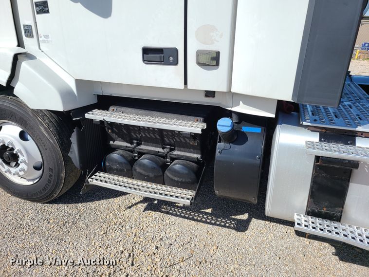 image for item DY9950 2014 Volvo VN  semi truck