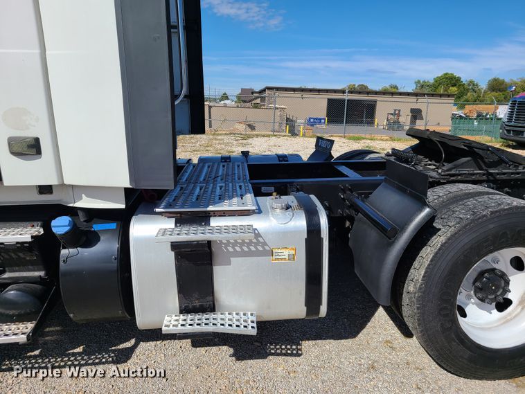 image for item DY9950 2014 Volvo VN  semi truck