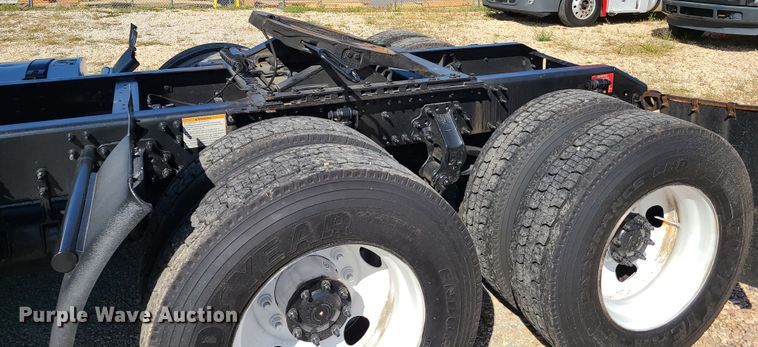 image for item DY9950 2014 Volvo VN  semi truck