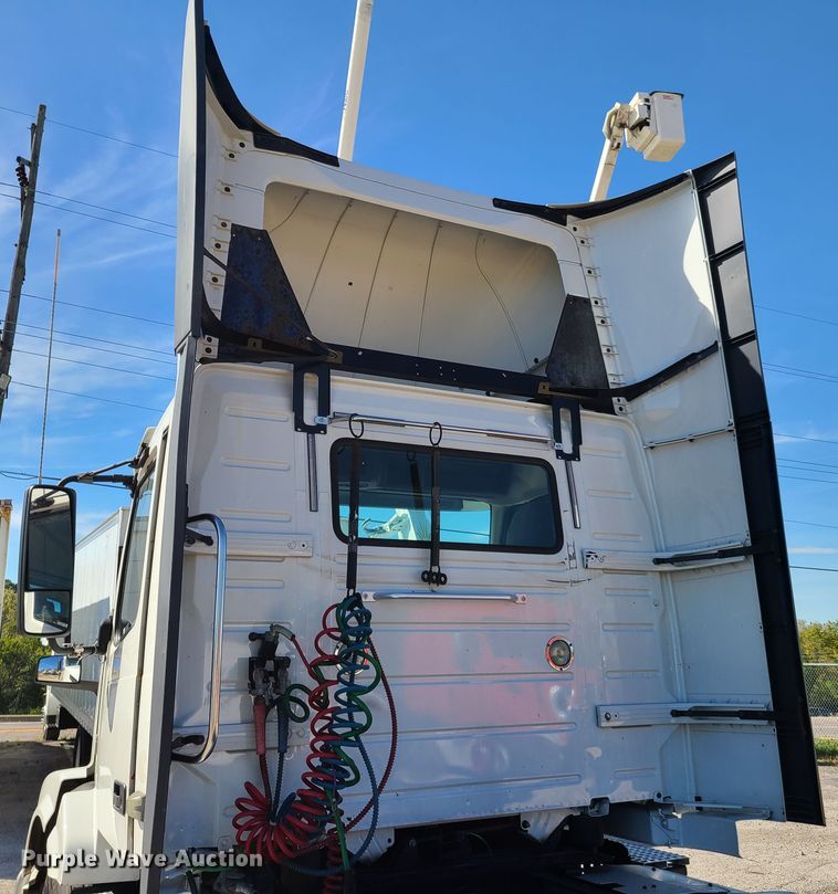 image for item DY9950 2014 Volvo VN  semi truck