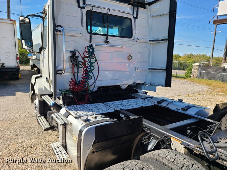 image for item DY9950 2014 Volvo VN  semi truck