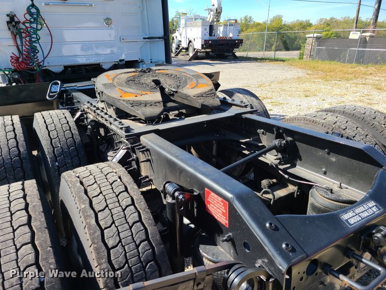 image for item DY9950 2014 Volvo VN  semi truck