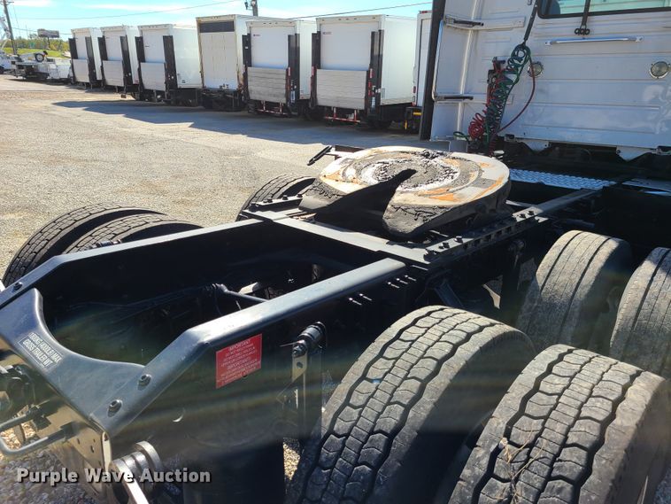 image for item DY9950 2014 Volvo VN  semi truck