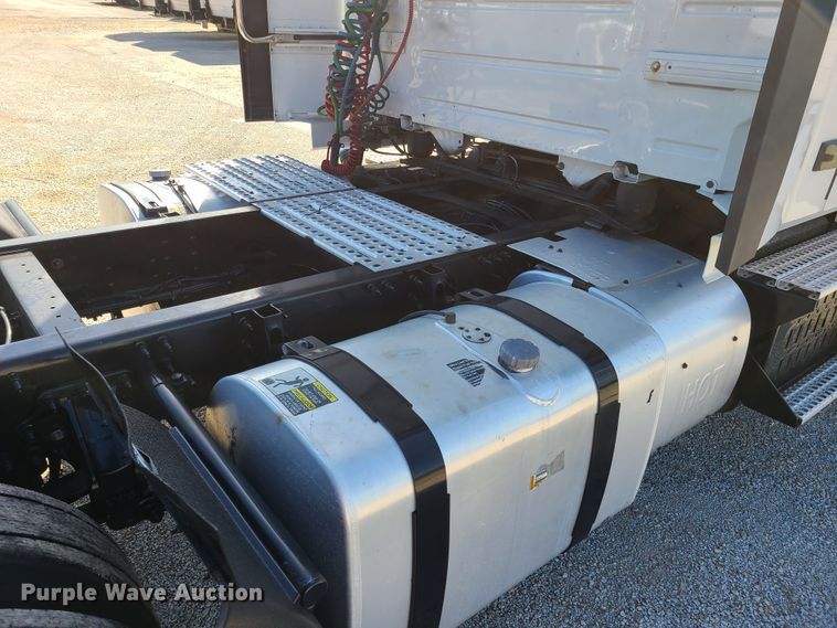 image for item DY9950 2014 Volvo VN  semi truck