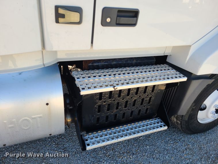 image for item DY9950 2014 Volvo VN  semi truck